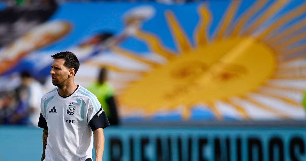 Messi llegó a la Argentina para sumarse a la Selección de cara a los amistosos antes del MundialEl astro rosarino bajó de su avión a las 7.10 de la mañana y luego se trasladó al predio que lleva su nombre para sumarse a la concentración argentina