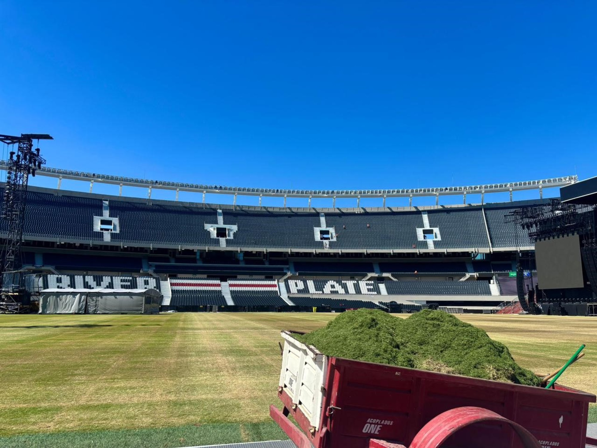 Así trabajan en el césped del Monumental entre los recitales de AC/DC