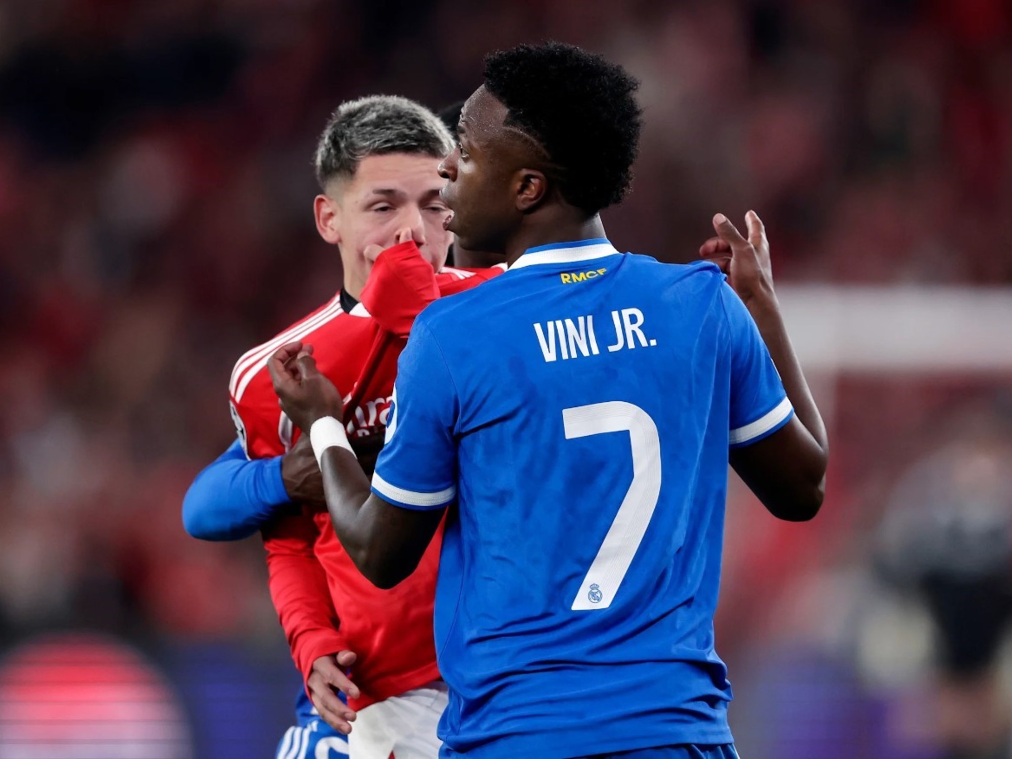 En medio de la polémica de Prestianni, la UEFA sancionó al Benfica por actos racistas de sus hinchas