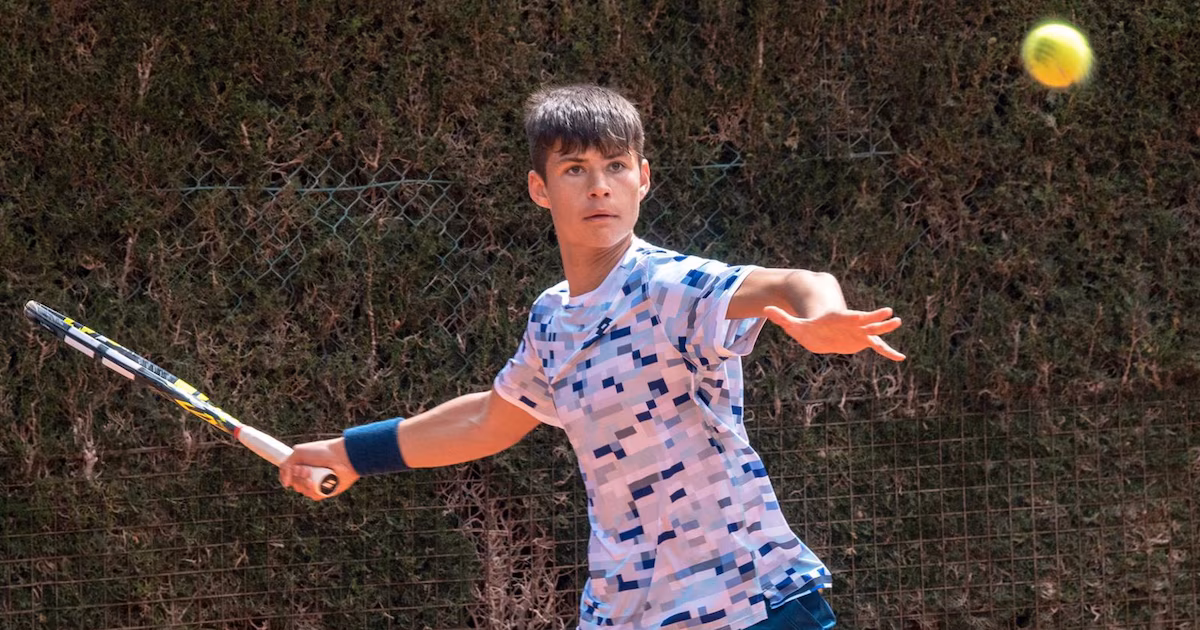 El hermano de Carlos Alcaraz sigue los pasos del número del mundo y gana el challenger de Murcia sub-15