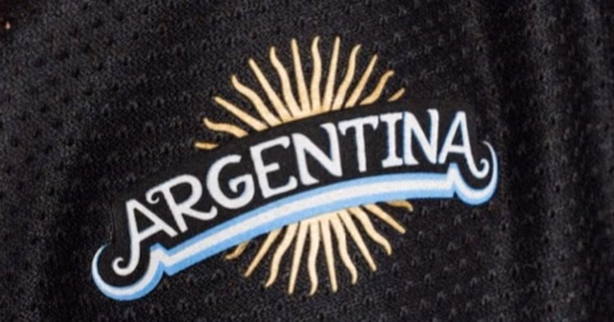 Con Messi como estandarte, presentaron la camiseta alternativa de la Selección para ir a buscar la cuarta estrellaLos detalles detrás del diseño que vestirán los integrantes de la Scaloneta en la Copa del Mundo organizada por Estados Unidos, México y Canadá. Su precio y qué variantes estarán disponibles