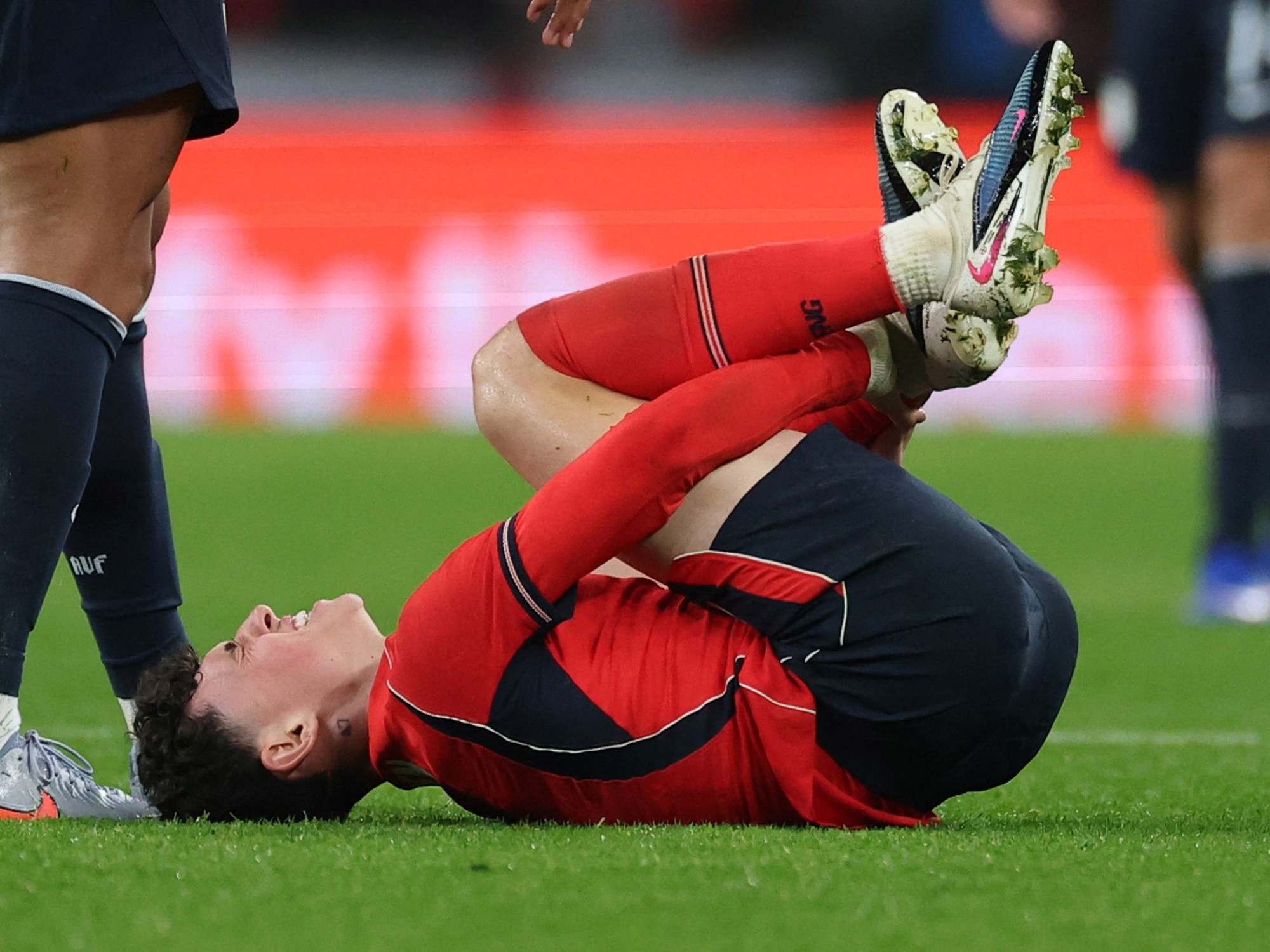 Las disculpas de Araújo a Foden por el patadón en Inglaterra-Uruguay