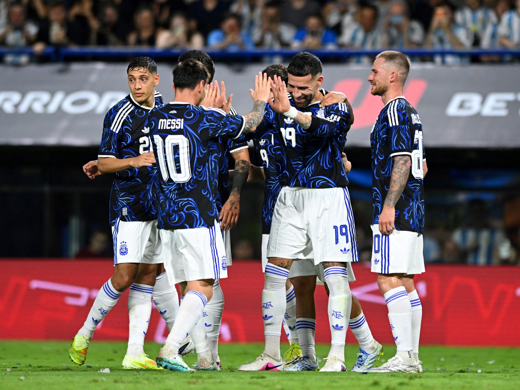 El gesto de capitán de Messi con Otamendi en su último partido en la Argentina