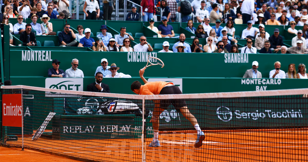 Perdió por un doble 6-0 en 49 minutos y estalló de furia: una figura del tenis golpeó seis veces su raqueta hasta destruirla