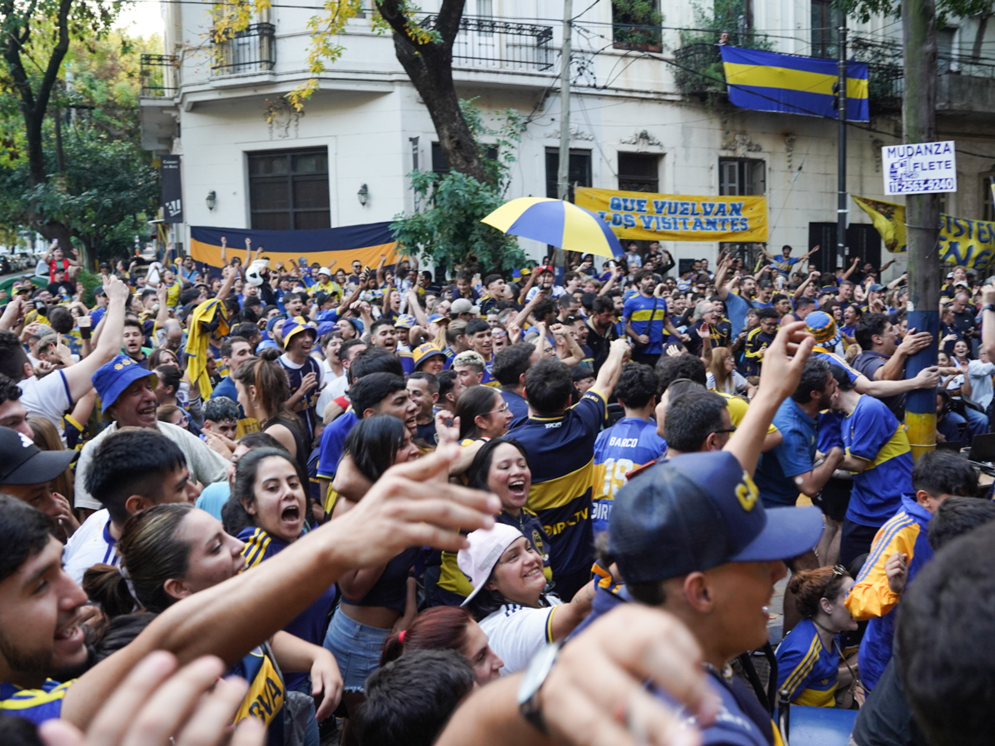 La fiesta de los hinchas de Boca que se juntaron a ver el superclásico en un bar cercano a la Bombonera