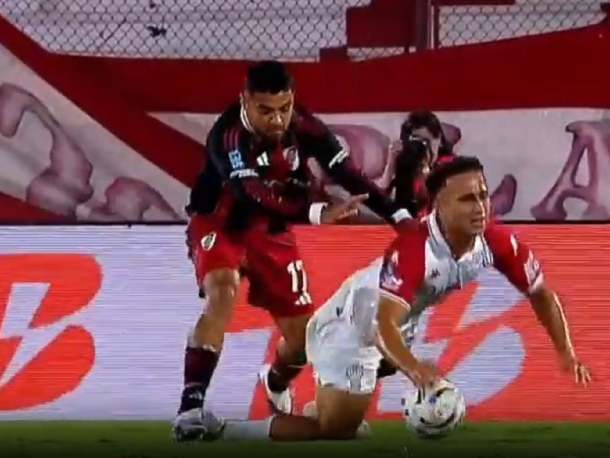 Superclásico: Paulo Díaz y un reciente empujón similar al de Blanco que tampoco fue penal