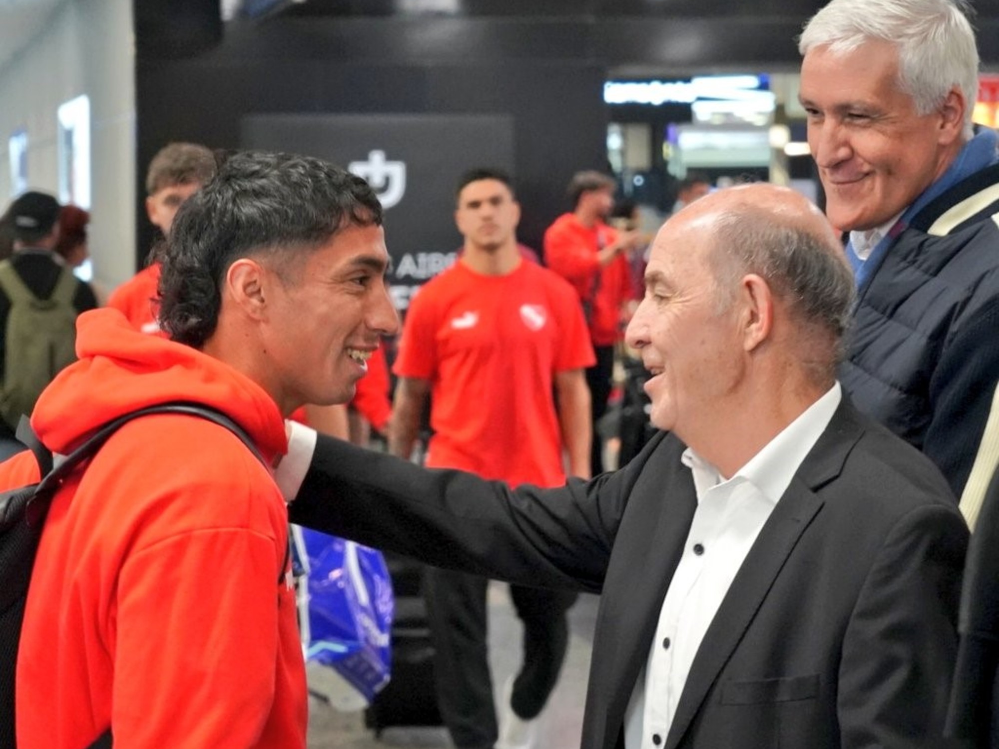 La intimidad de la fiesta: Bochini estuvo en el vestuario con los jugadores de Independiente