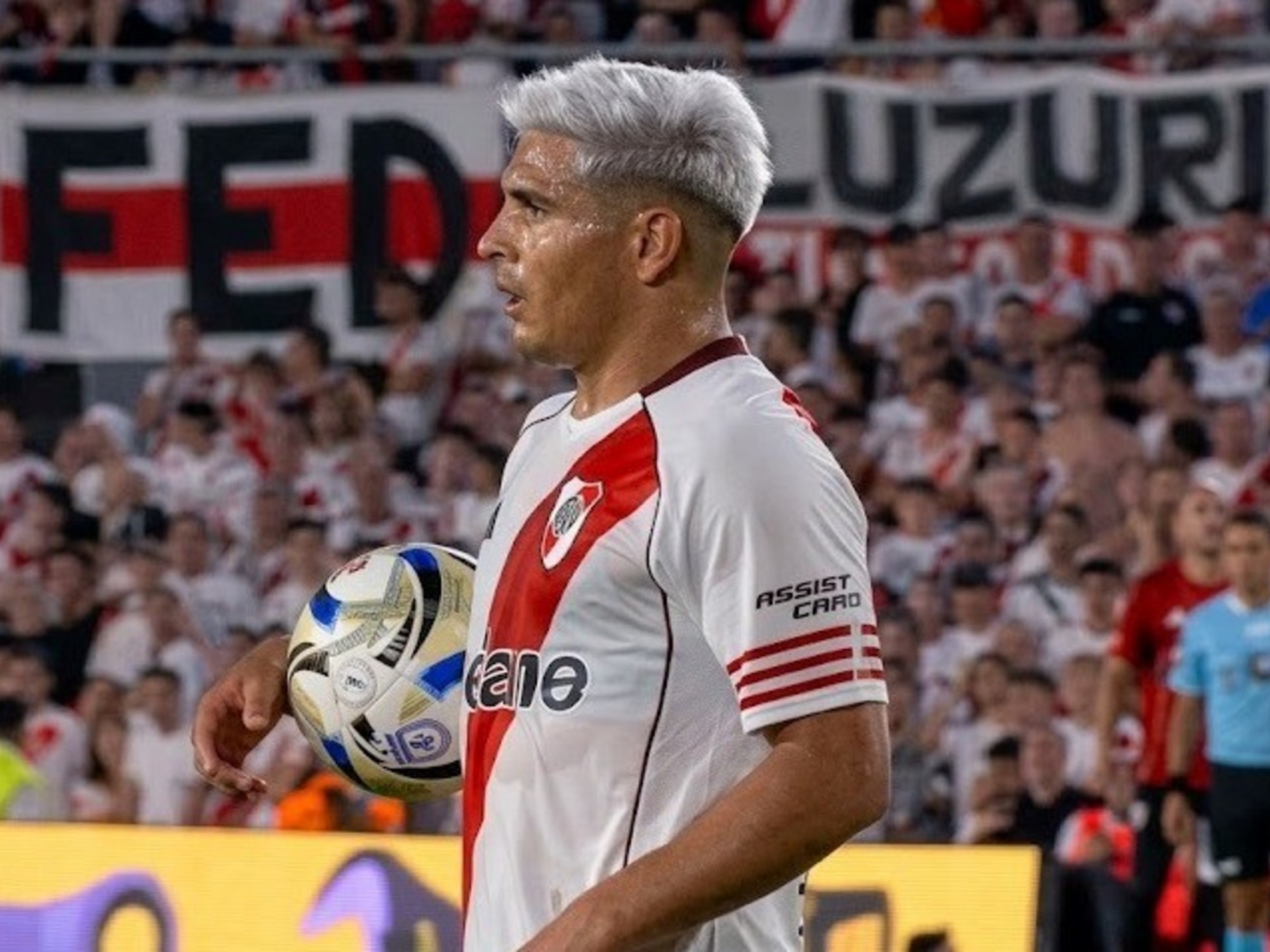 Video: en medio de los reclamos de River, Salas había agarrado la pelota para patear el penal que no fue