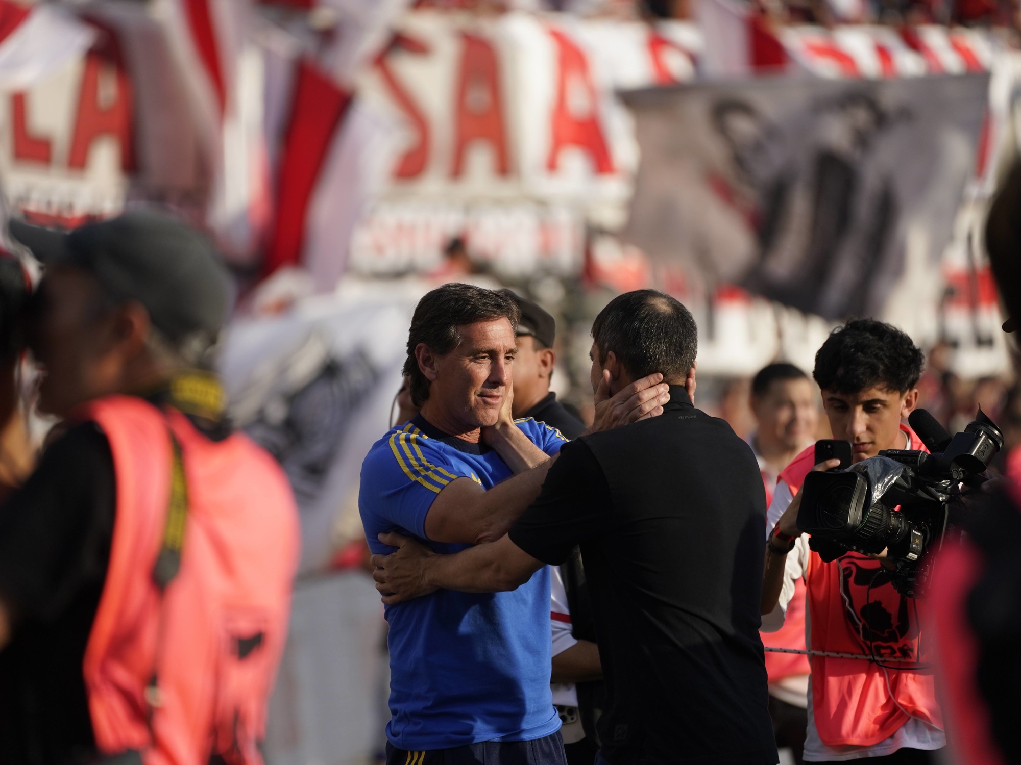 Un abrazo lleno de recuerdos: así fue el reencuentro entre Coudet y Ubeda en el superclásico