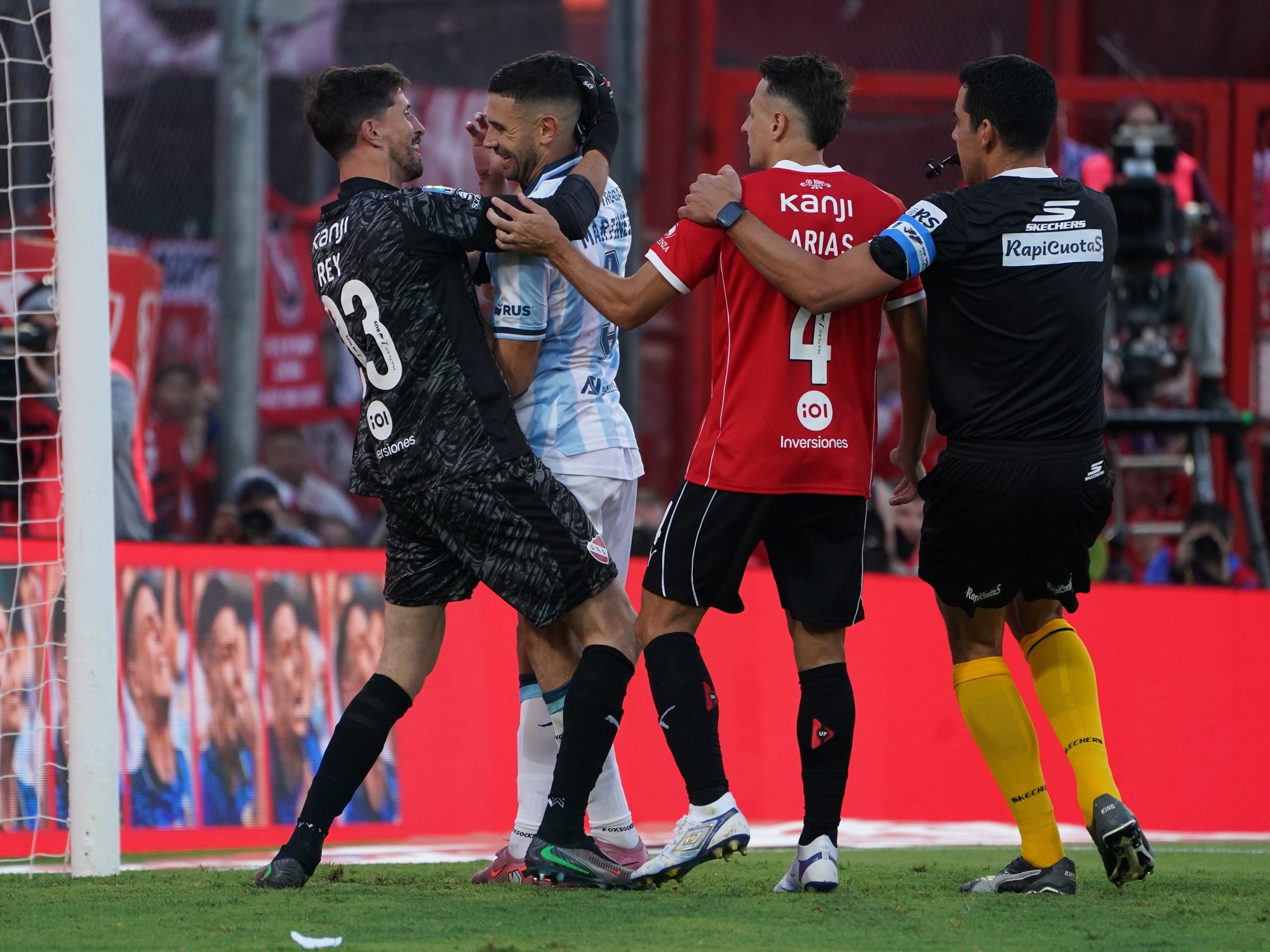 Rey explicó por qué fue a abrazar a Maravilla Martínez después del penal errado: «El guacho me…»