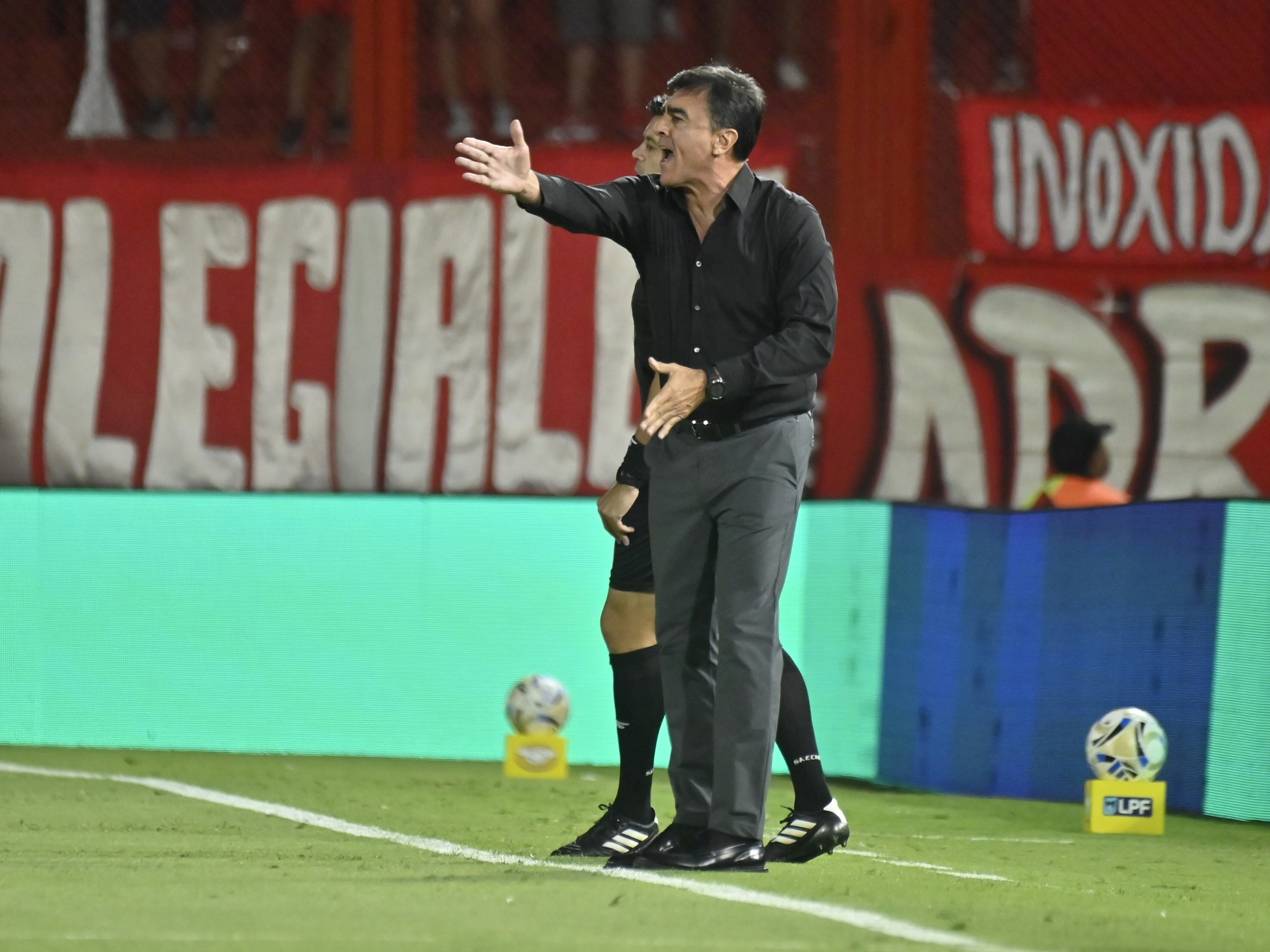 Quinteros: del «proponemos avasallar jugando al fútbol» al «tengo más de 11 titulares»