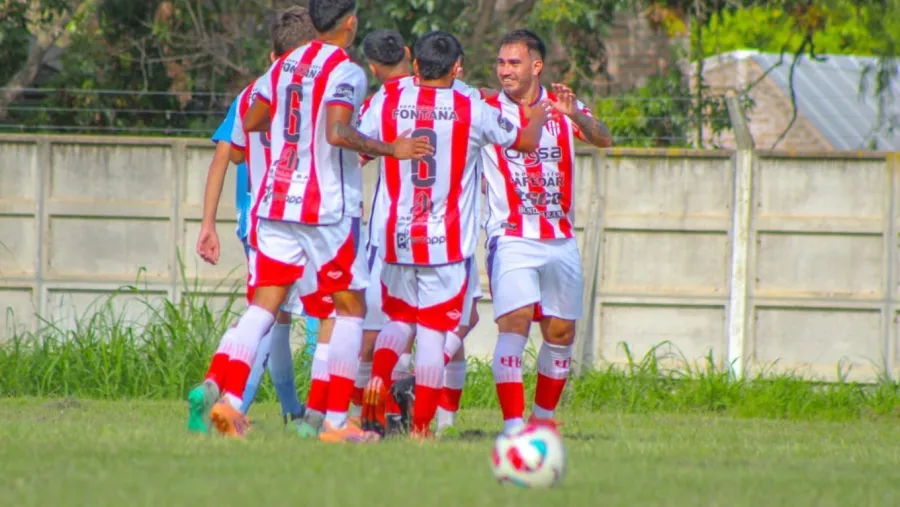 Atlético Paraná goleó y es uno de los cuatro líderes