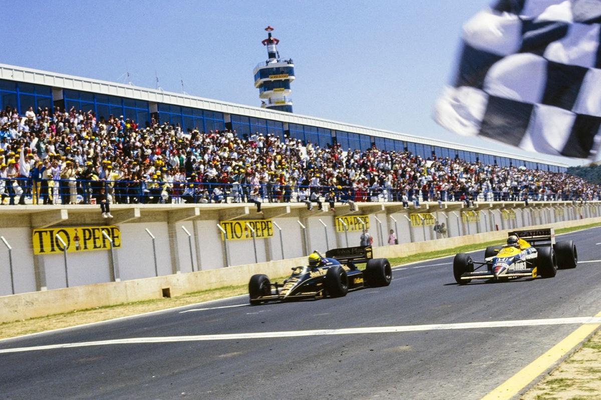 Ayrton Senna vence a Nigel Mansell por unas milésimas en España