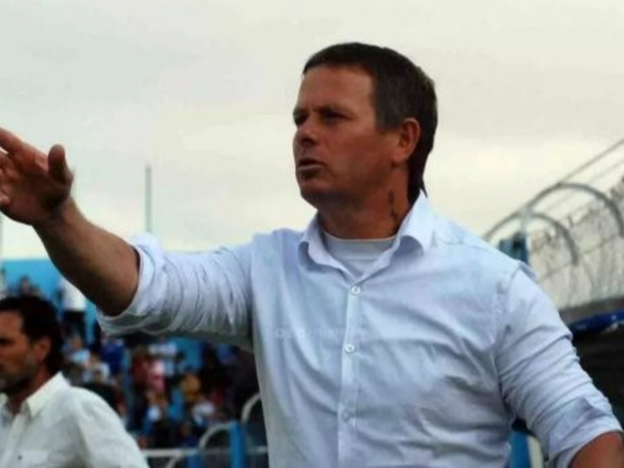 Insólito: había acordado para dirigir al puntero y días después firmó con el último de la Primera Nacional