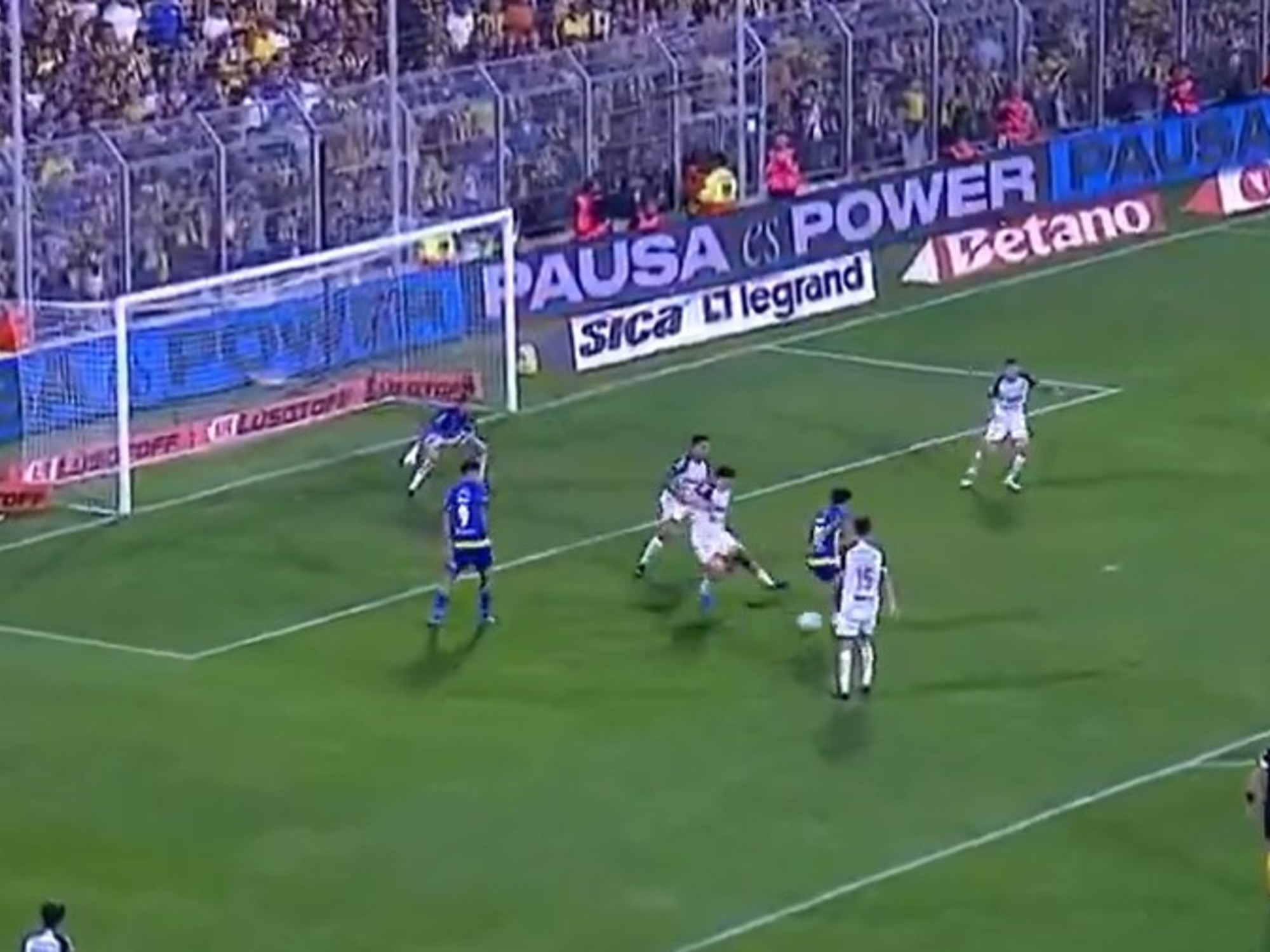 Video: del increíble errado de Sarmiento a la asistencia de taco de Pol Fernández para el gol de Rosario Central