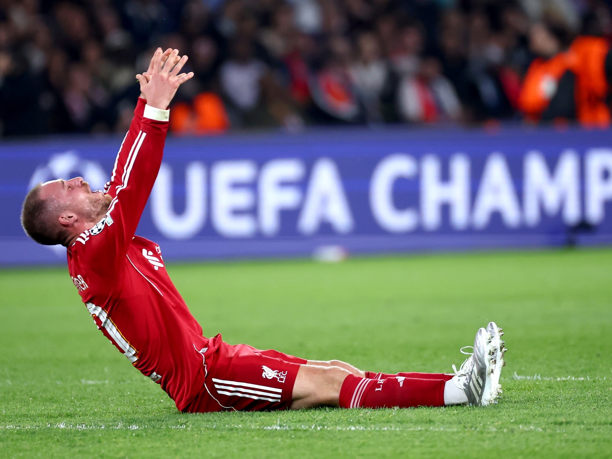 La calentura de Mac Allister en la derrota de Liverpool con PSG