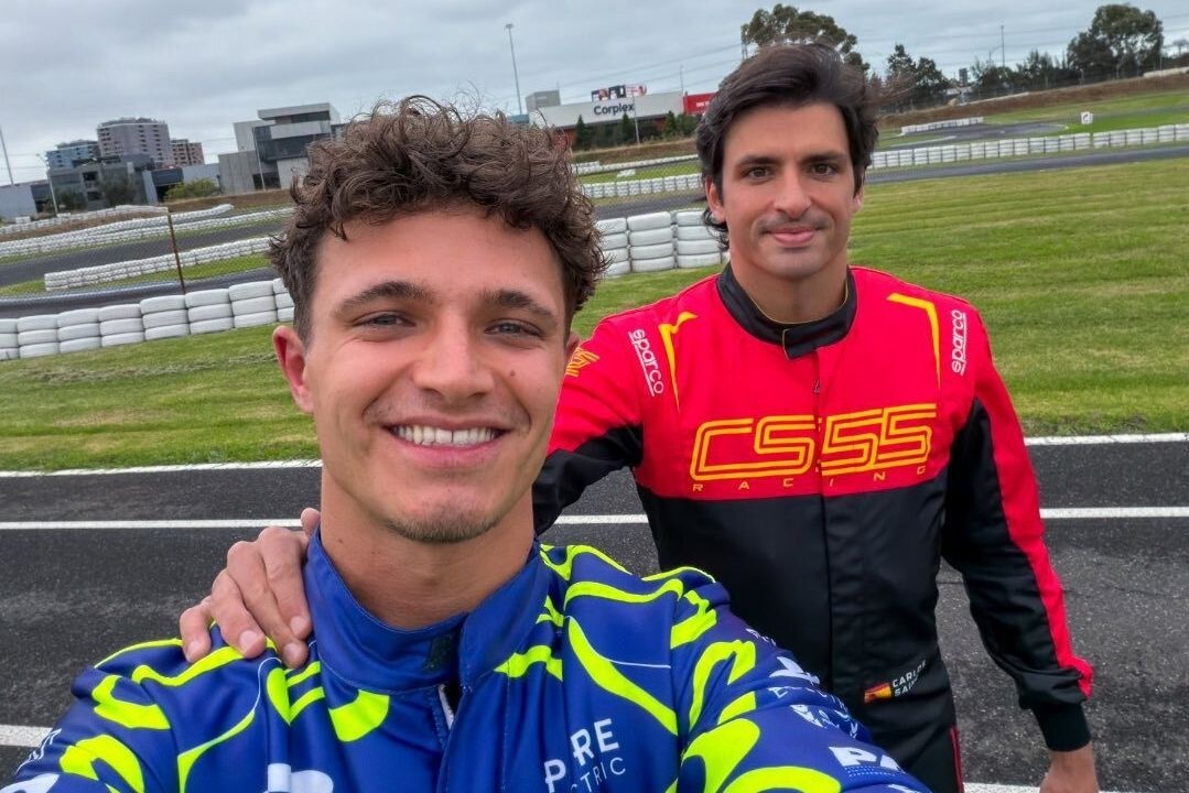 Lando Norris y Carlos Sainz participan de un divertido duelo de karts históricos