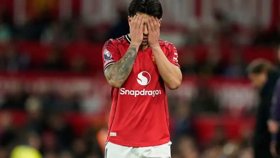 El gualeyo Lisandro Martínez vio la roja en su regreso a los campos de juego