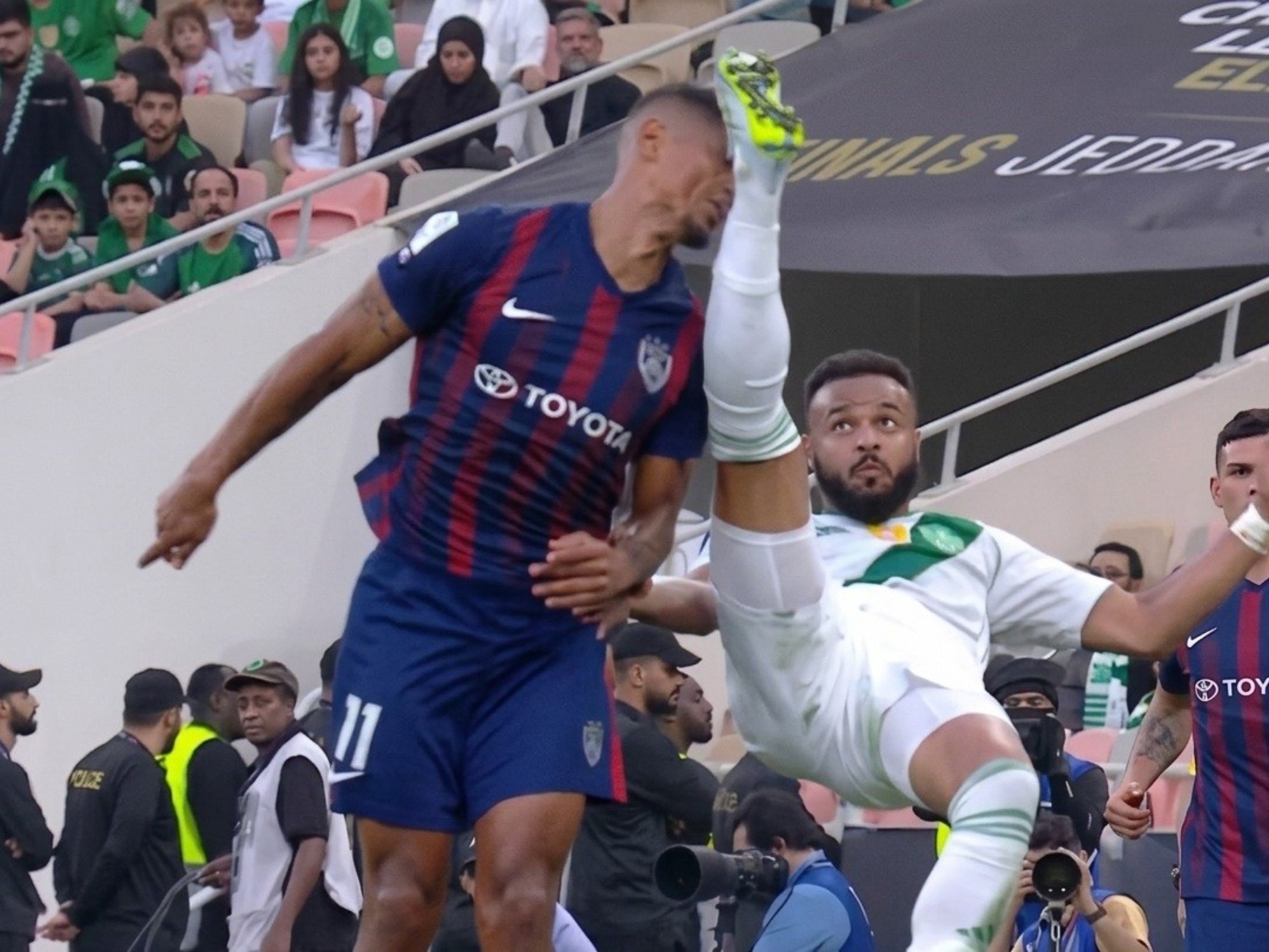 Video: la tremenda patada que desmayó a un jugador y lo mandó al hospital