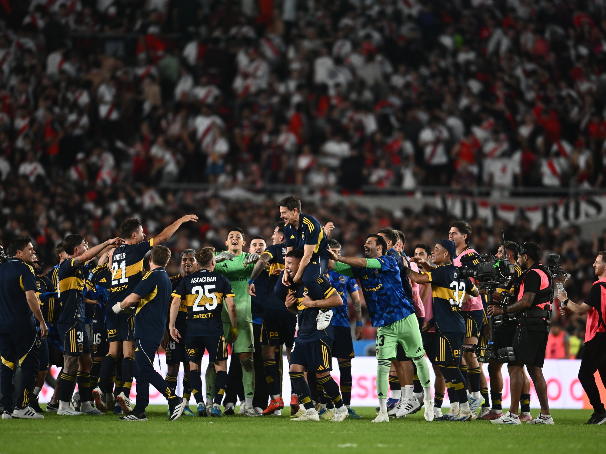 La fiesta de Boca en el Monumental: «Un minuto de silencio» y la selfie de Paredes
