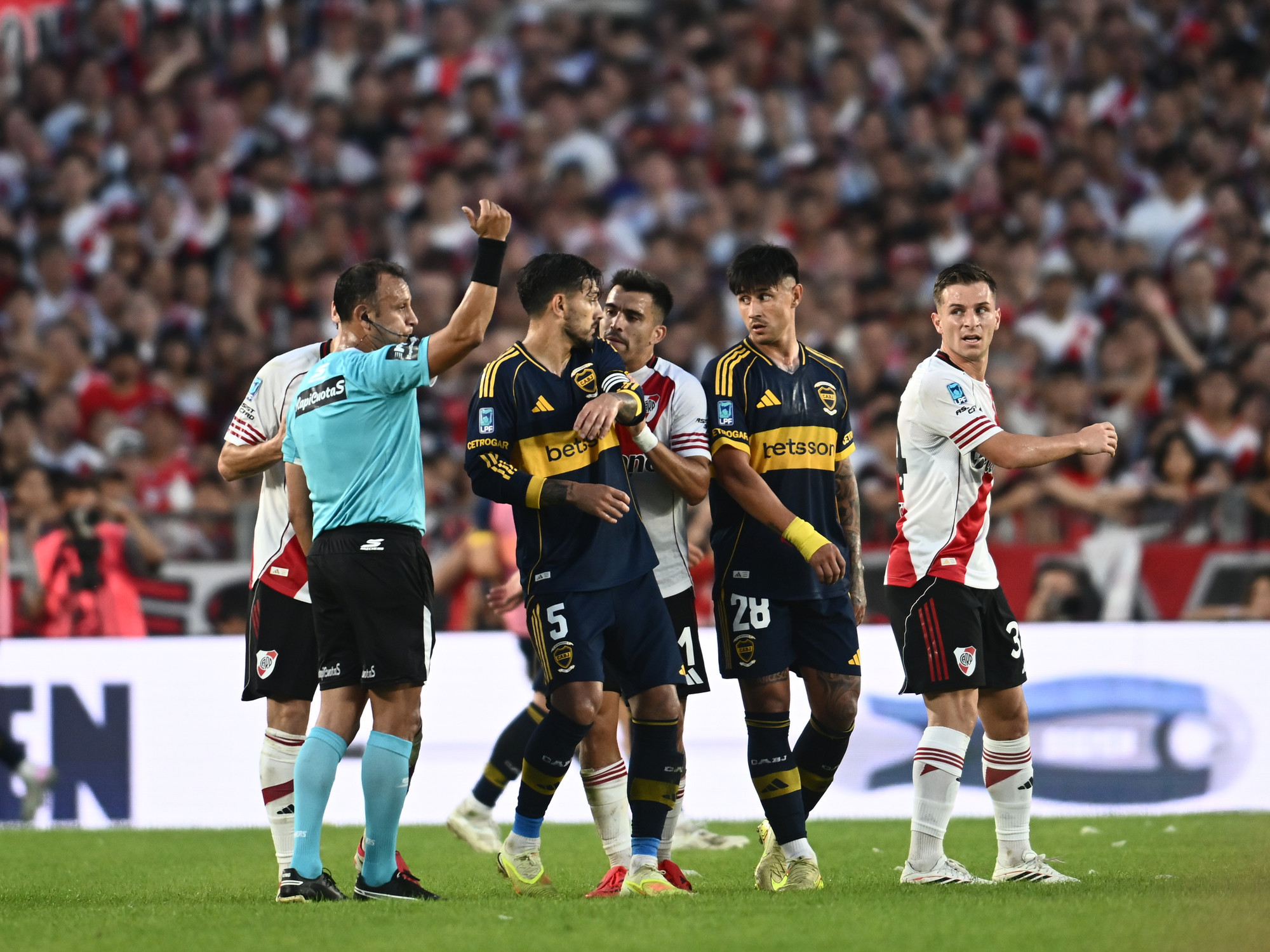 Video: el encontronazo de dos campeones del mundo