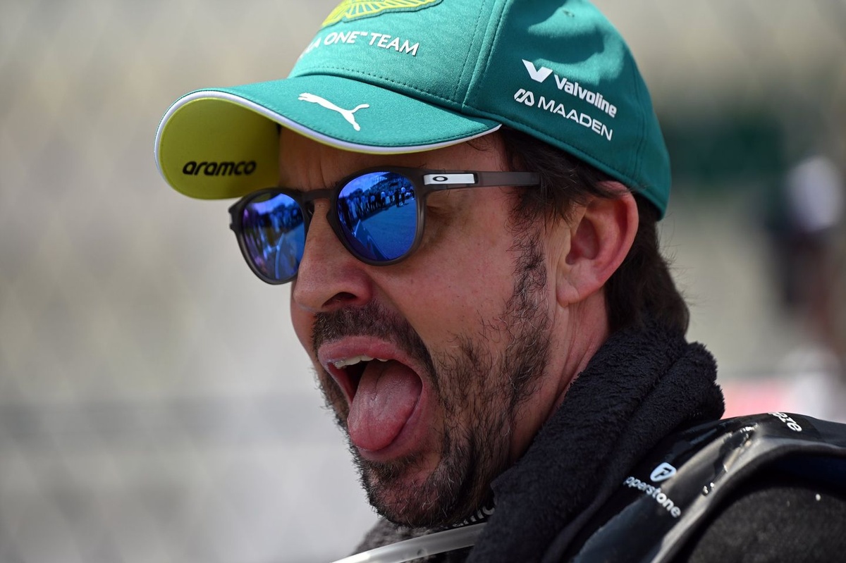¿Silla de bebé en un auto de 12 MDD? El curioso estreno de Fernando Alonso