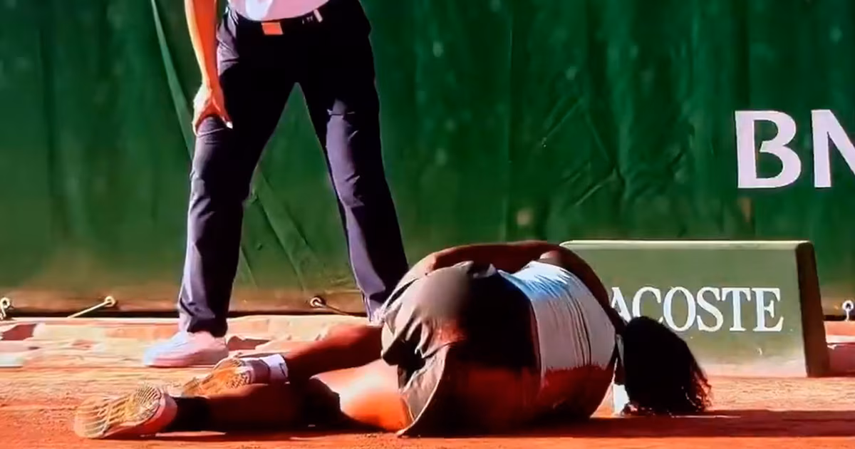 Video: una tenista sufrió una grave lesión en Roland Garros y tuvo que ser retirada en silla de ruedas