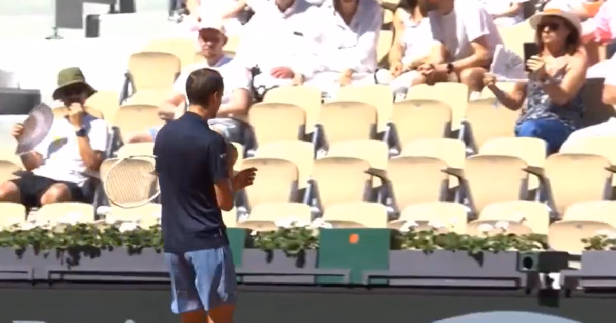 “¡Compórtate!”: la increíble discusión de una figura del tenis con su pareja en medio de un partido de Roland Garros