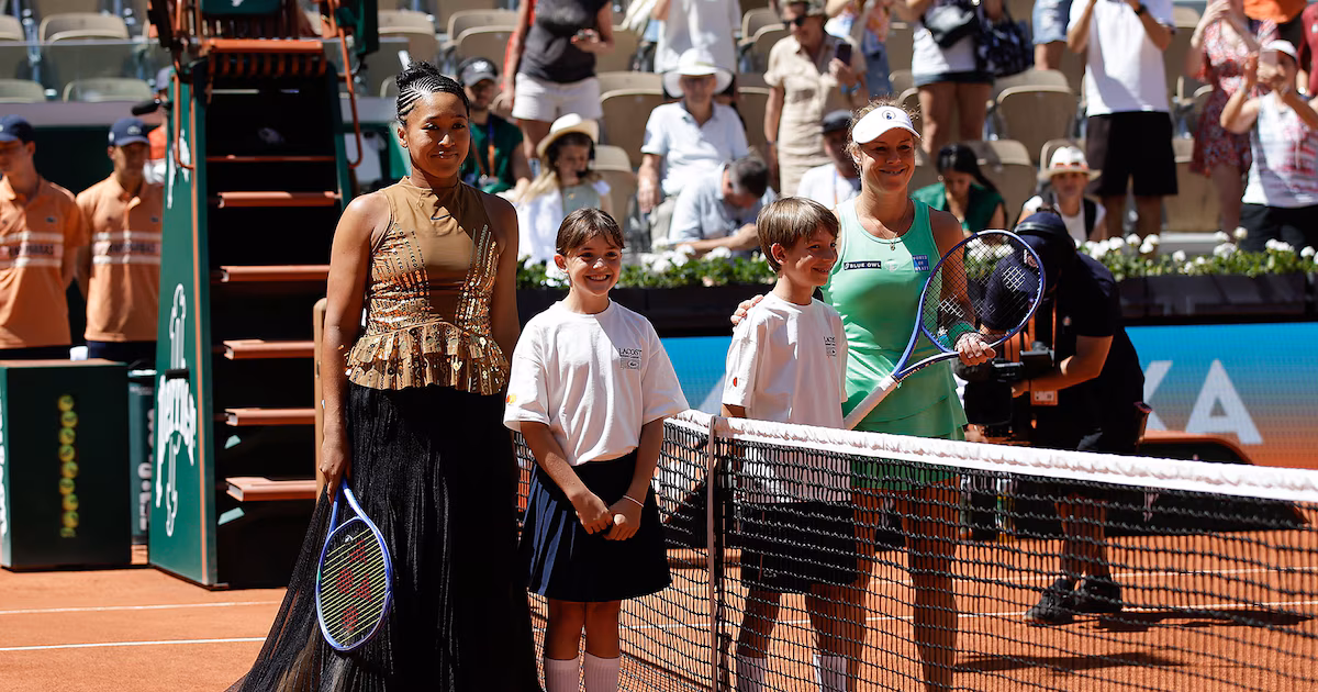 Naomi Osaka volvió a sorprender con un particular look en su debut de Roland Garros