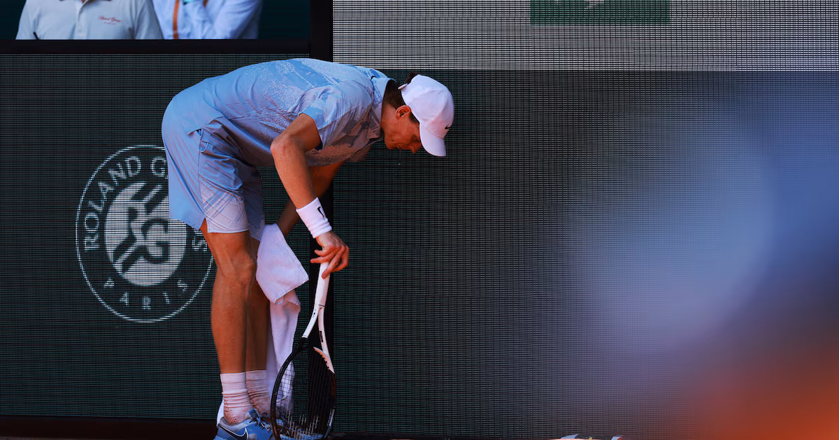 El momento del colapso de Jannik Sinner cuando estaba a un game del triunfo ante Cerúndolo en Roland Garros y la polémica detrás de su atención médica