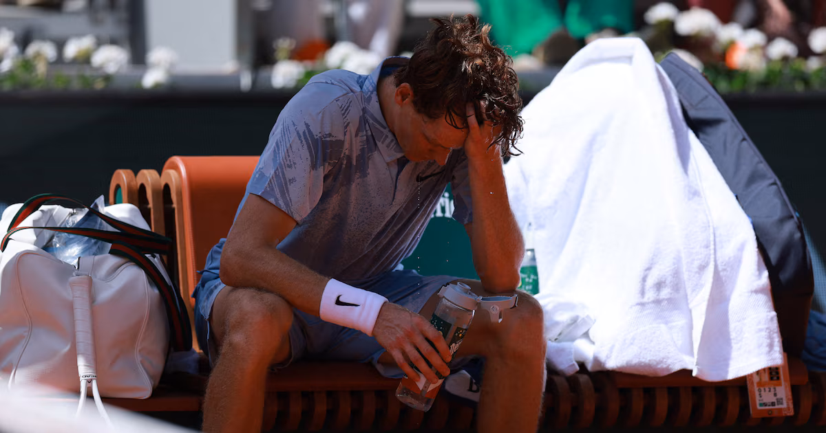 Batacazo argentino en Roland Garros: Juan Manuel Cerúndolo aprovechó los problemas de Jannik Sinner y eliminó al 1° del mundo