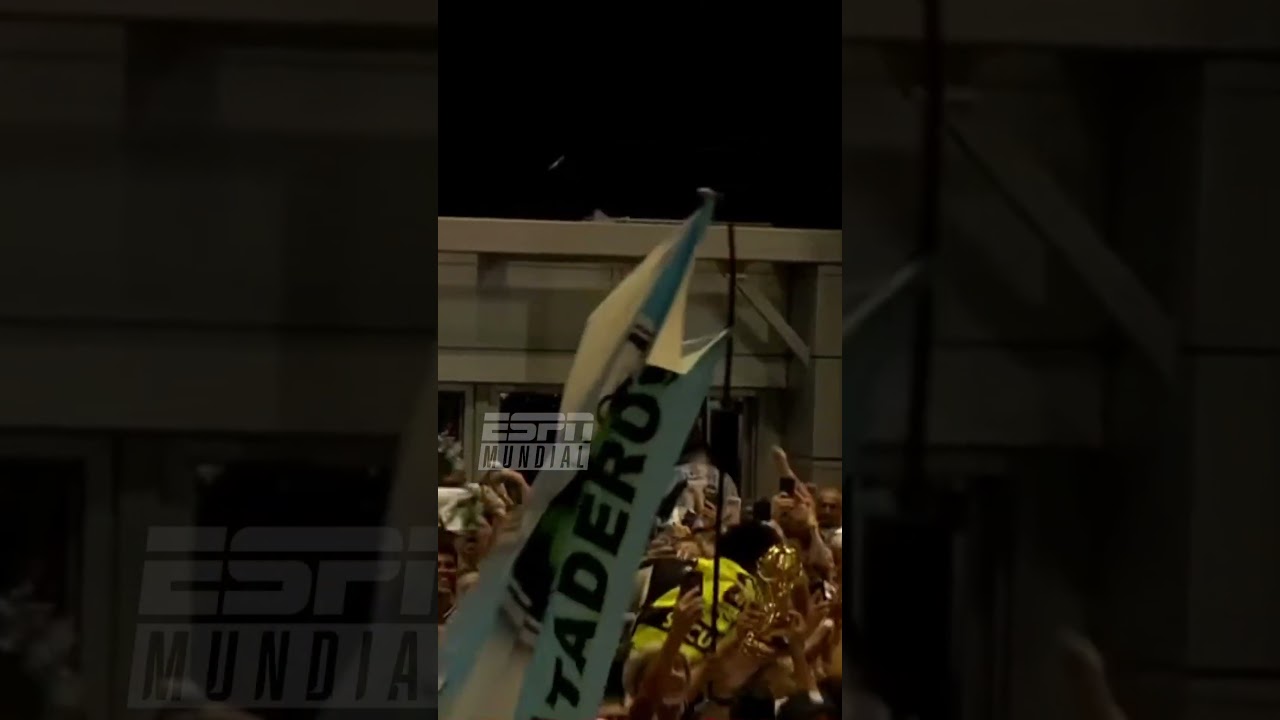 Video: ¡LEVANTARON HASTA EL DE SEGURIDAD LOS HINCHAS DE ARGENTINA! |⚡#ESPNMundial | #Shorts