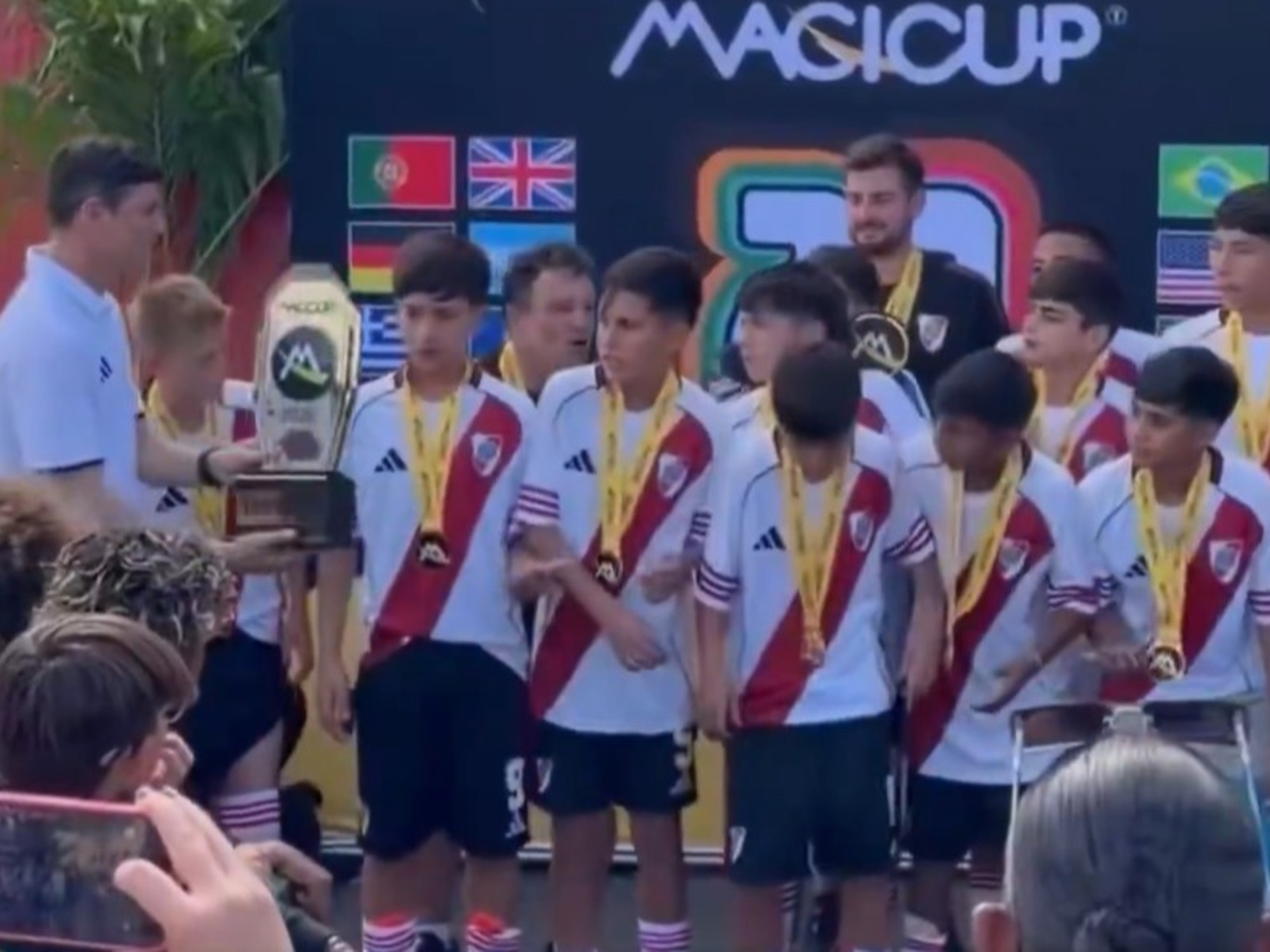 El nuevo título que ganaron los pibes de River y qué histórico de la Selección entregó el trofeo