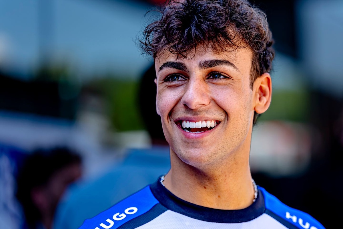 Arvid Lindblad revela un emotivo casco dibujado a mano para su primer GP de Gran Bretaña de F1