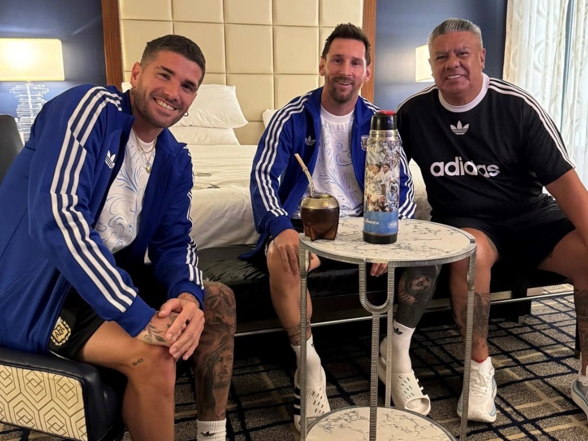 Aunque no se necesiten puntos, la foto de Messi, De Paul y Chiqui Tapia siempre está :: Olé