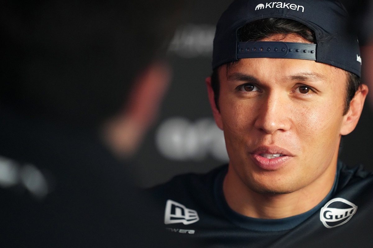 Williams "solo puede soñar" con un avance como el de Aston Martin, admite Albon