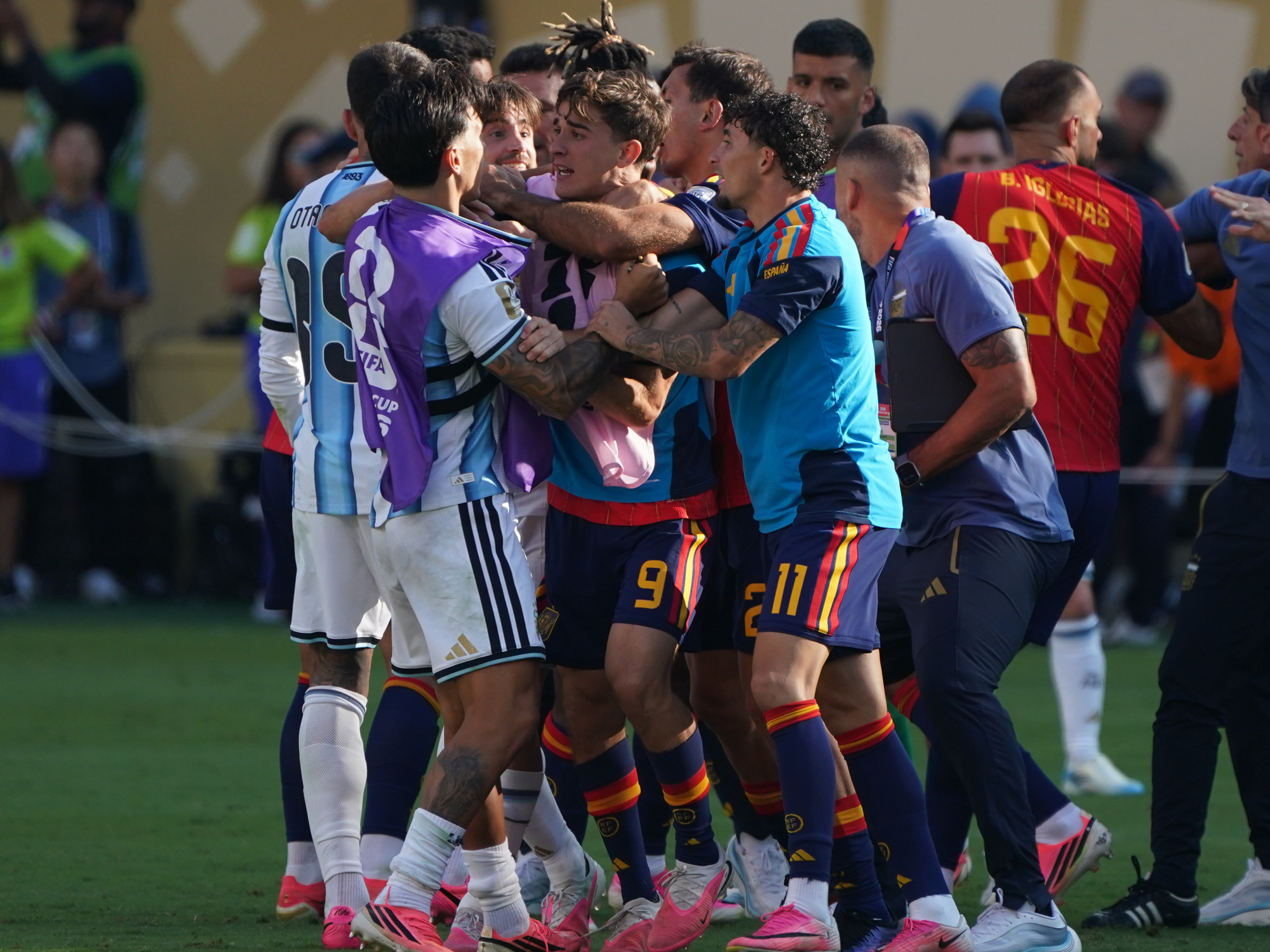 ¿Pueden sancionar a Argentina por los incidentes en el final del partido con España? :: Olé