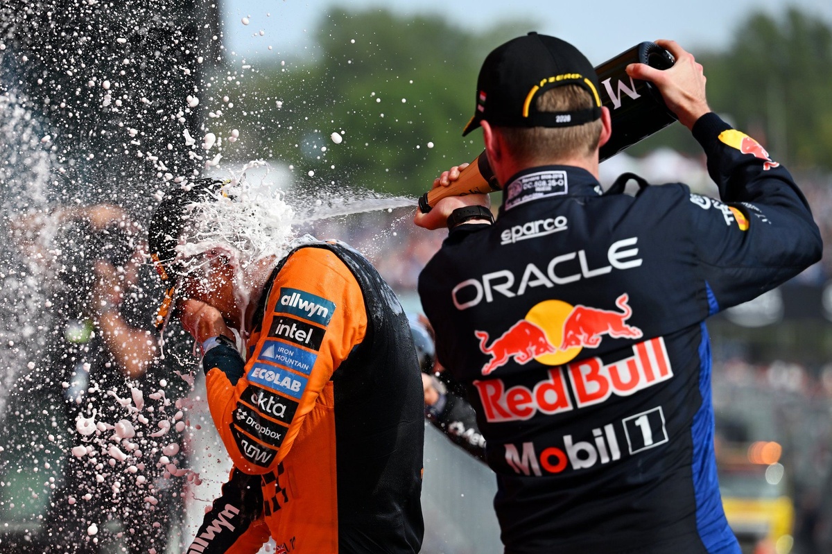 Hakkinen explica el "riesgo" en McLaren si va en busca de Verstappen