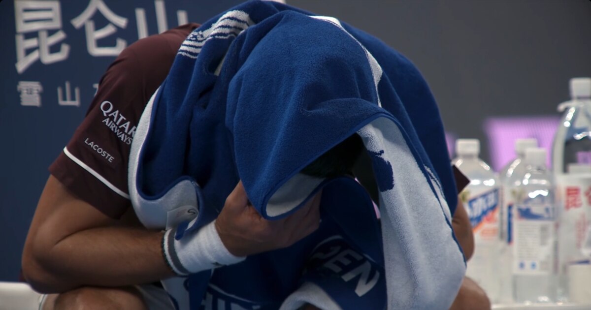 Novak Djokovic volvió a ganar un partido luego de tres meses, pero dejó otra imagen preocupante tras sus recientes problemas de salud
