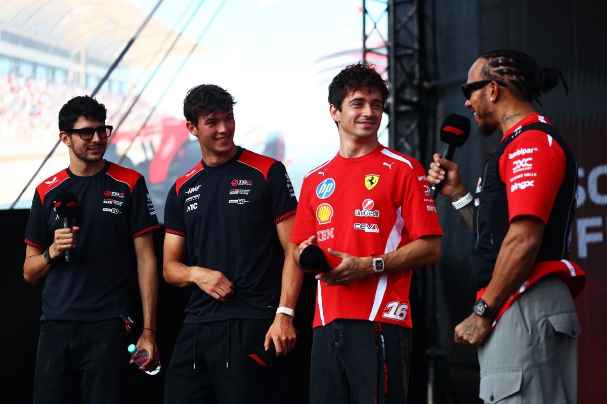 Hamilton y Leclerc llegan a Sepang en dos Alfa Romeo iguales para el GP de Bahréin