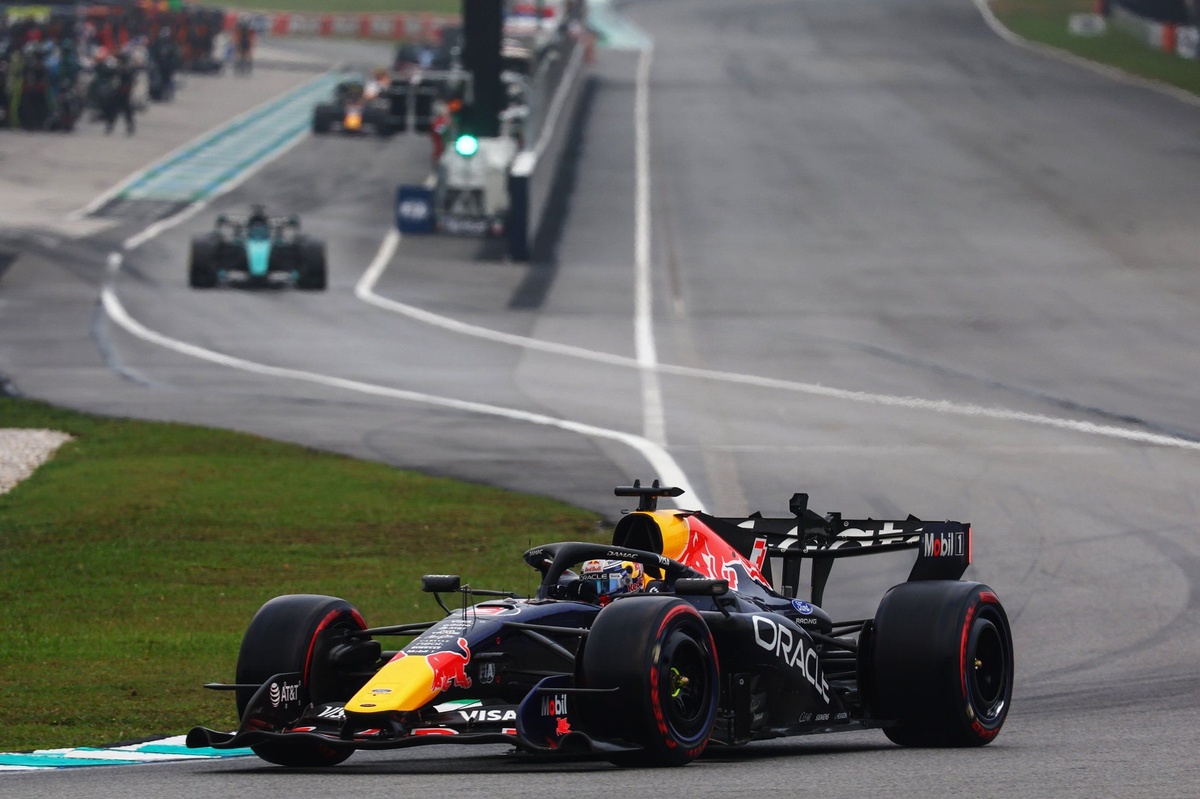 Verstappen gana un alocado GP de Bahréin en Malasia, Colapinto avanza a 13° y Checo Pérez es 19°