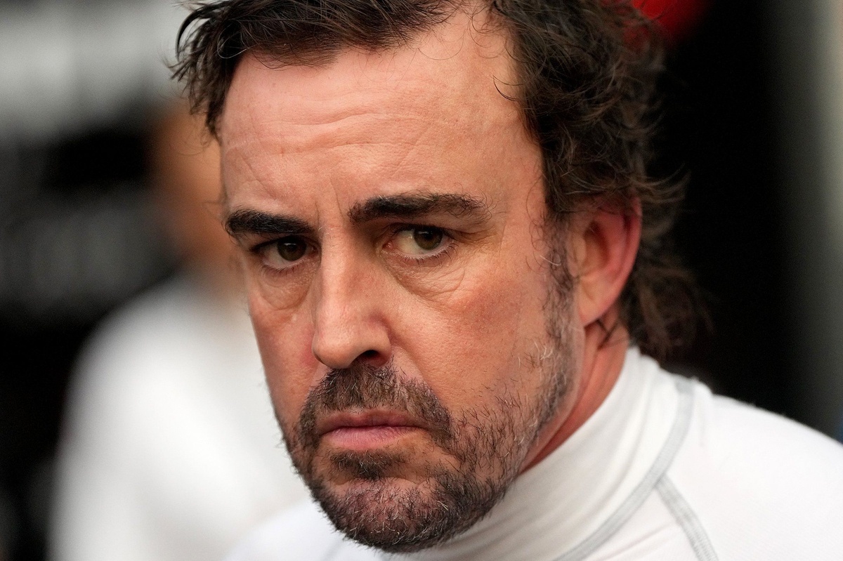 Fernando Alonso construye el circuito de F1 de sus sueños, pero Checo Pérez detecta un problema