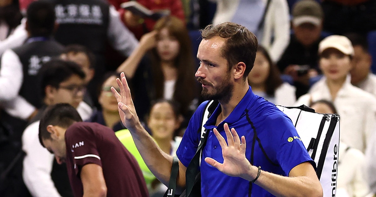 El descargo de Medvedev tras ser descalificado por pegarle un pelotazo a un fanático y la reacción de Djokovic: “Estoy en shock”