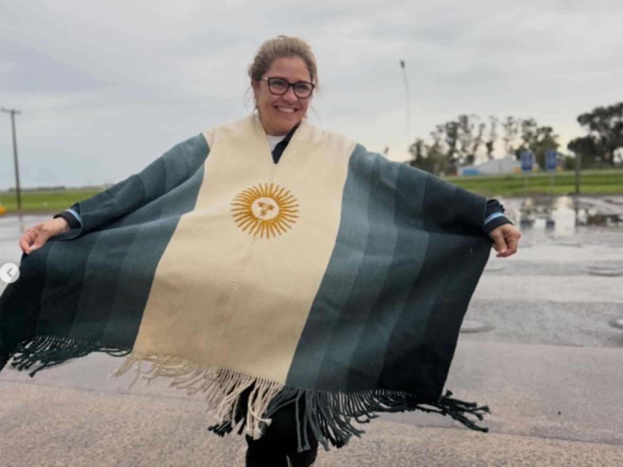 ¿Quién se quedó con el poncho que usó La Sole en la despedida de Messi? :: Olé