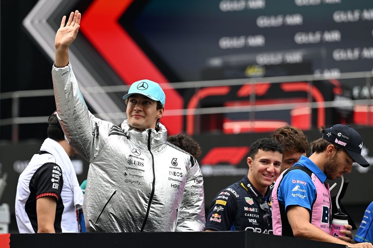 La chaqueta plateada viral de Mercedes F1 por fin está disponible para los aficionados