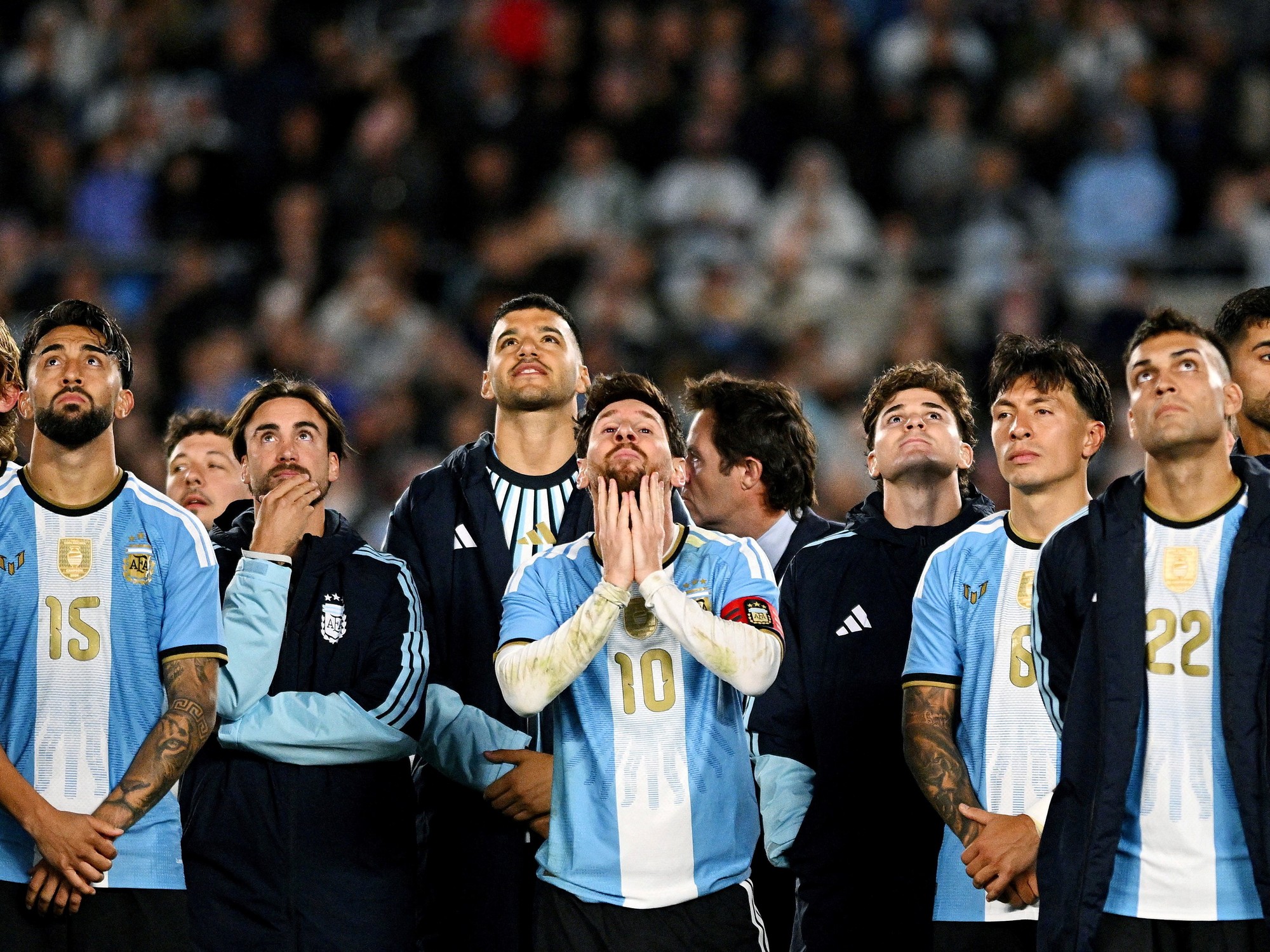 La última canción de la Scaloneta para Messi: «No te vayas, pensalo una vez más…» :: Olé