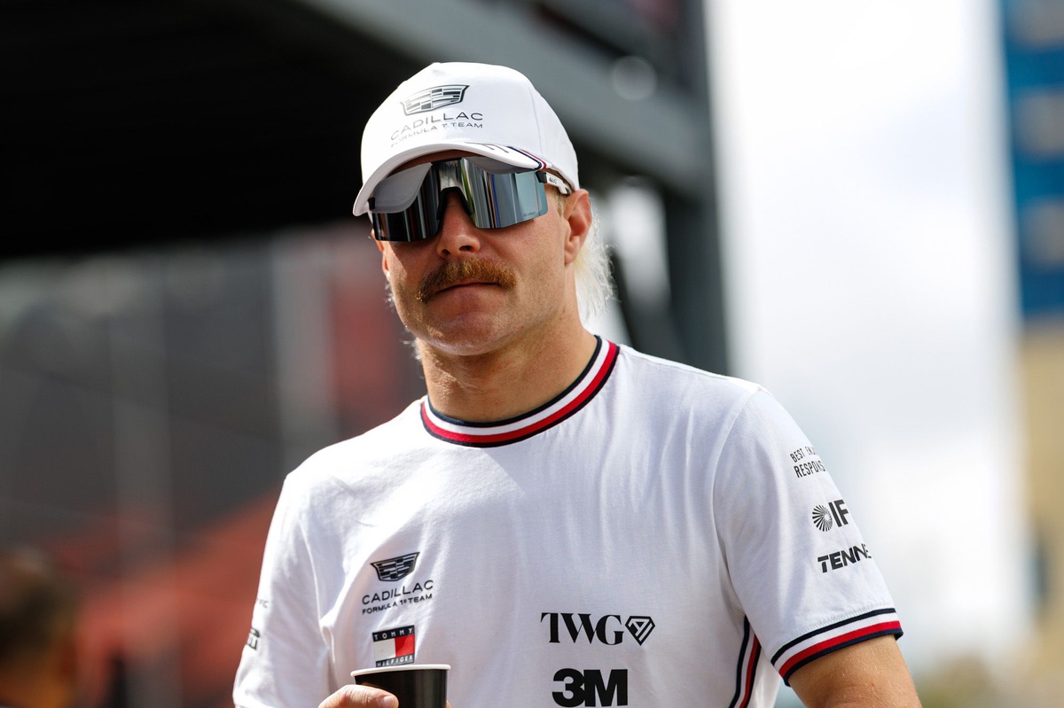 Valtteri Bottas viaja en bicicleta desde Malasia hasta Singapur para la siguiente carrera de F1